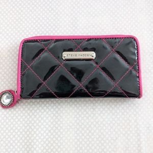 Steve Madden wallet. Black patent leather, trimmed in hot pink 7 /12 X 4"